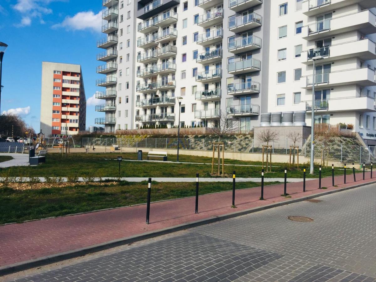 Sunny Sleeps 4 By The Beach With Garden Patio - Gdansk Przymorzeアパートメント エクステリア 写真