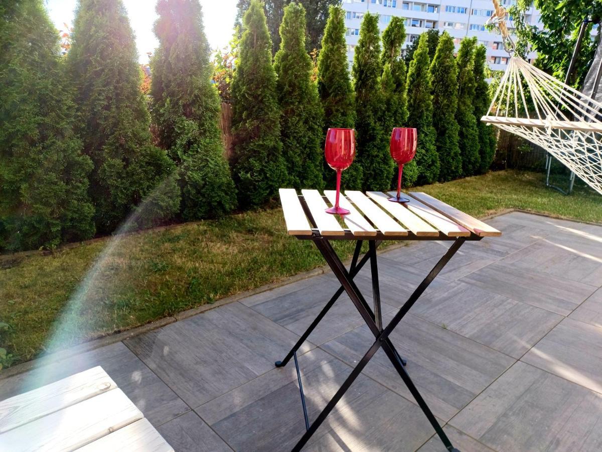 Sunny Sleeps 4 By The Beach With Garden Patio - Gdansk Przymorzeアパートメント エクステリア 写真
