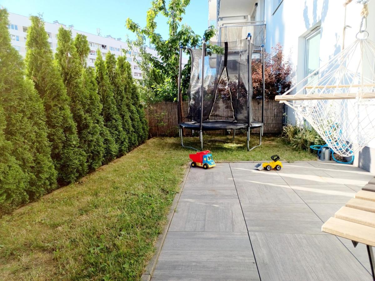 Sunny Sleeps 4 By The Beach With Garden Patio - Gdansk Przymorzeアパートメント エクステリア 写真