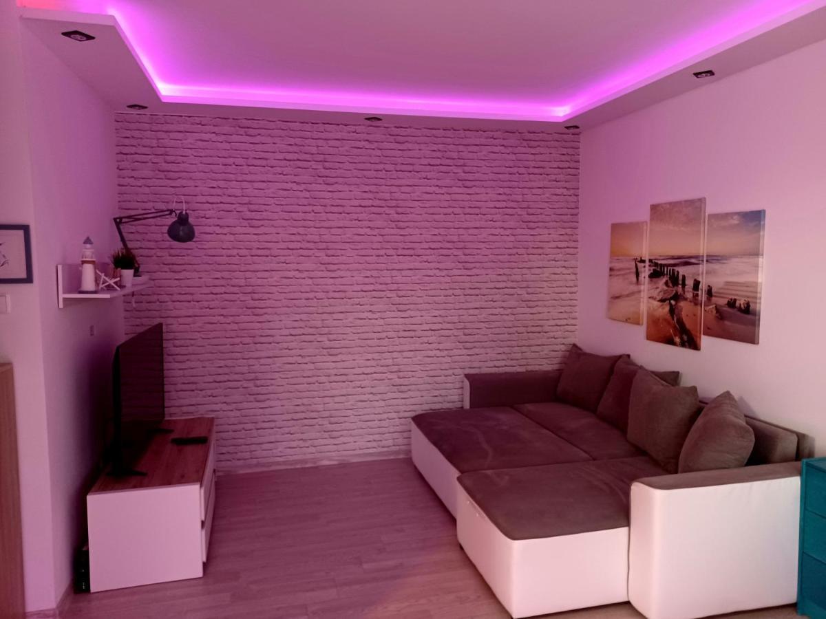 Sunny Sleeps 4 By The Beach With Garden Patio - Gdansk Przymorzeアパートメント エクステリア 写真